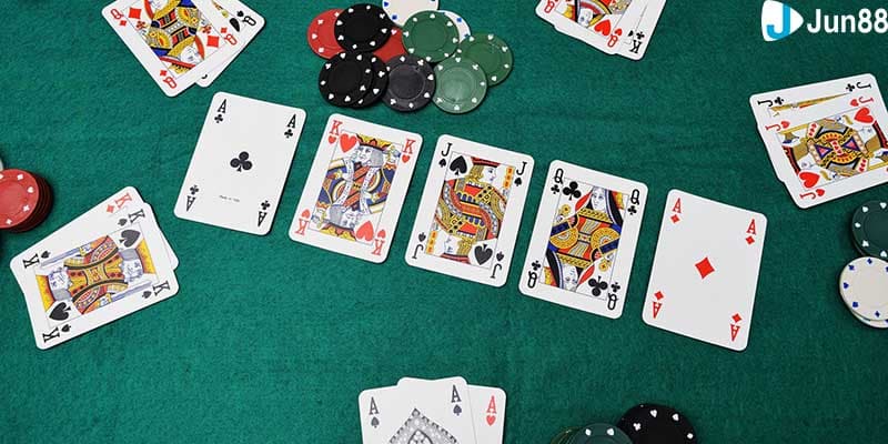 Thứ tự bài Poker chuẩn – Royal Flush đến High Card (2025)