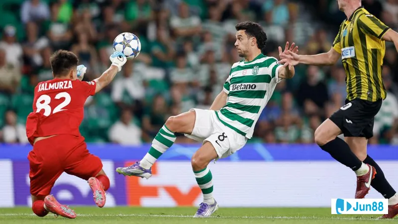 Cầu thủ Napoli với bóng trước cầu thủ Sporting CP trong trận đấu quyết liệt