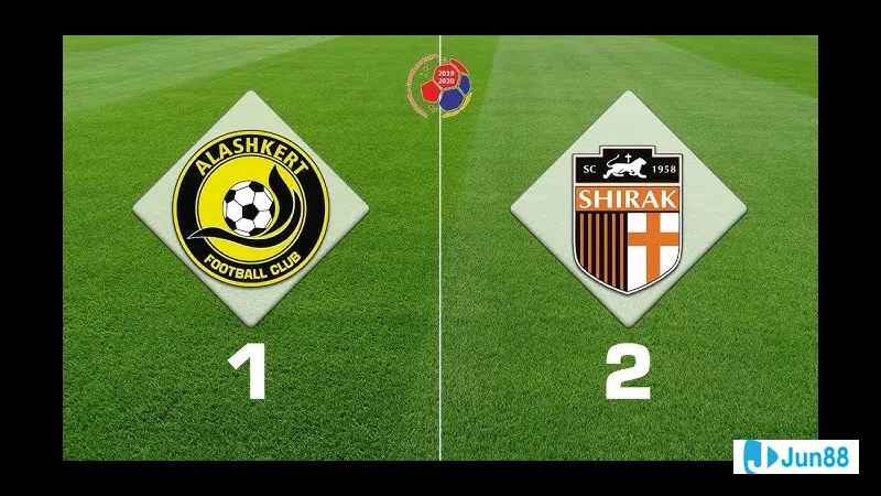Cầu thủ của Alashkert đang chiến đấu với cầu thủ của Shirak Gyumri để giành quyền kiểm soát bóng. Cầu thủ của Alashkert đang chiến đấu với cầu thủ của Shirak Gyumri để giành quyền kiểm…