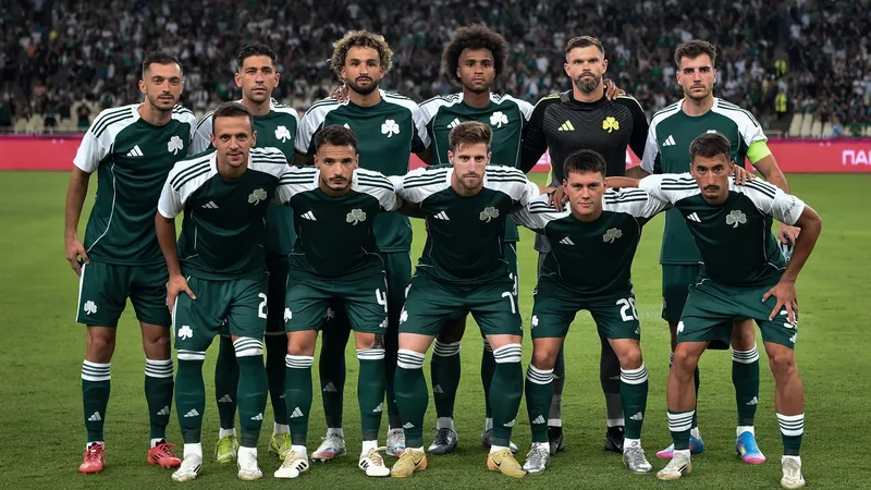 Cầu thủ Kavala chống lại cầu thủ Panathinaikos trong trận đấu