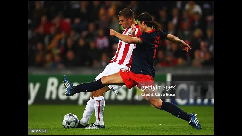 Cầu thủ PSV với sự quyết tâm đi bóng qua hàng phòng ngự của Atletico Madrid Cầu thủ PSV với sự quyết tâm đi bóng qua hàng phòng ngự của Atletico Madrid