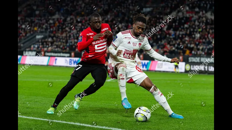 Cầu thủ Rennes với cảm xúc tự tin tiến vào vòng cấm địa của đội Brest