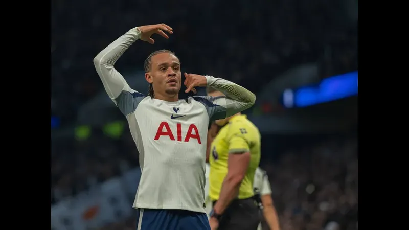 Cầu thủ Tottenham chạy nhanh với bóng trước áp lực từ cầu thủ của Slavia Prague