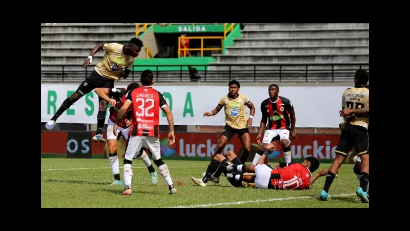 Cầu thủ Deportivo Pereira và Cucuta Deportivo tranh chấp bóng trên sân